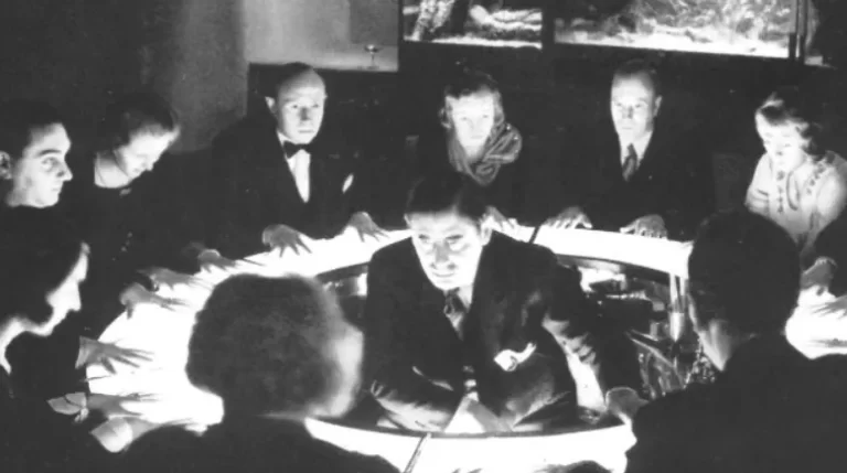 Alleged clairvoyant medium Erik Jan Hanussen (middle) at a an illuminated séance 1928