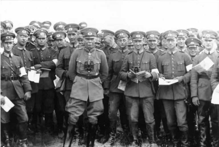 The creator and organization of the Reichswehr Colonel General Hans von Seeckt with his infantry students