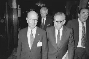 Global Economic Panel Amsterdam, 1989. Left to right: Wisse Dekker (Philips), Hans van den Broek, Henry Kissinger and Robert Maxwell April 1989