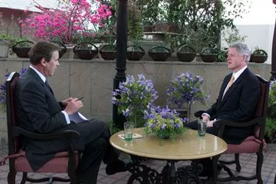 Peter Jennings interviews President Bill Clinton atop the Maurya Sheraton Hotel, New Delhi