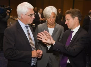 British Chancellor of the Exchequer Alistair Darling (L), French Finance Minister Christine Lagarde (C) and U.S. Treasury Secretary Tim Geithner (R) talk after their G-7 meeting at the Istanbul Congress