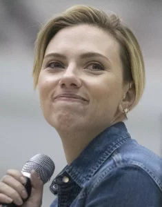 Scarlett Johansson and Chris Evans perform for service members during the USO Holiday Tour at Bagram Air Base, Afghanistan, Dec. 7, 2016