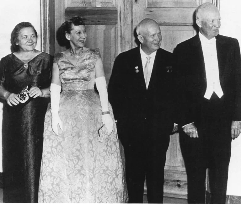 Dwight Eisenhower, Nikita Khrushchev, and their wives at state dinner 1959. From left to right: Nina Khrushcheva Mamie Eisenhower Nikita Khrushchev President Dwight Eisenhower