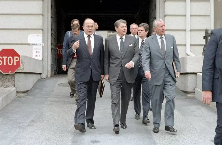 President Ronald Reagan John Poindexter Donald Regan Walking to The White House After National Security Council Meeting