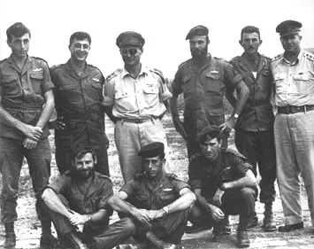 Different israeli officers of the parachutist 890e battalion in 1955 with Moshe Dayan - Chief of Staff. Lieutnant Meir Har-Zion - Major Arik Sharon - Lieutnant General Moshe Dayan (Chief of Staff) Captain Dani Matt - Lieutnant Moshe Efron - Major General Asaf Simchoni - Captain Aharon Davidi