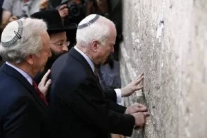 John McCain and Joe Lieberman at Wailing Wall