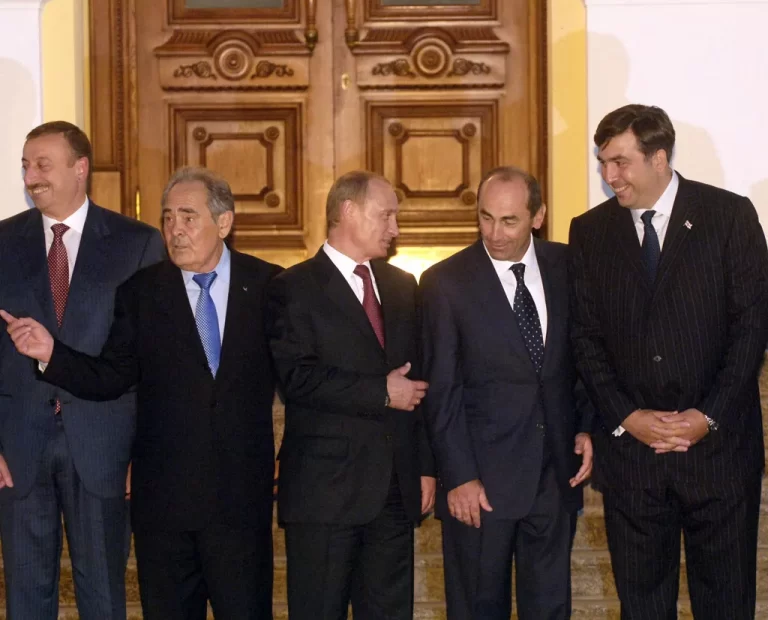 Presidents Ilkham Aliev of Azerbaijan, Mintimer Shaimiev of Tatarstan, Vladimir Putin in Russia, Robert Kocharyan of Armenia, Mikhail Saakashvili of Georgia (left to right) are participants in the CIS summit, held in Kazan.