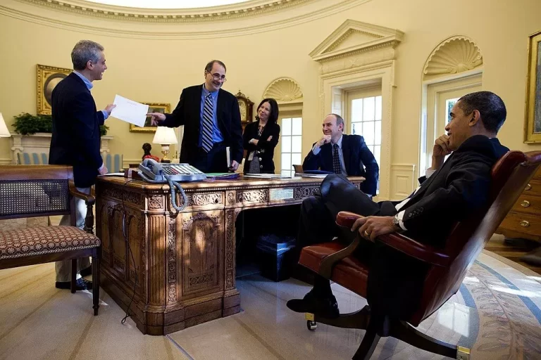 President Barack Obama shares a laugh with, from left, Chief of Staff Rahm Emanuel, Senior Advisor David Axelrod