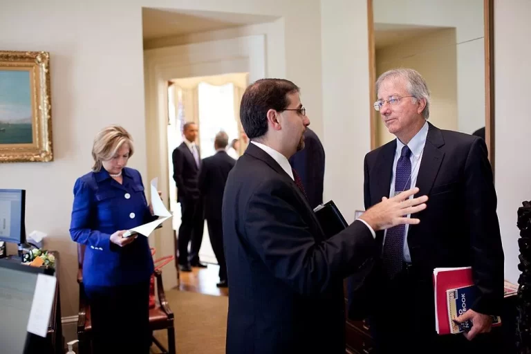 Dennis Ross, senior director for the Central Region, and Dan Shapiro, NSC senior director for the Middle East, center, confer in the Outer Oval as Secretary of State Hillary Rodham Clinton stands behind them at left, Sept. 1, 2010