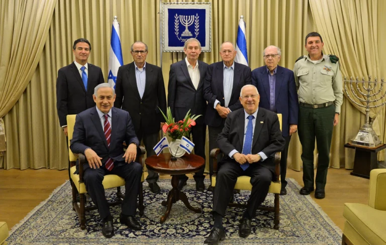 Seated to the right are Reuven Rivlin, President of the State of Israel, and Benjamin Netanyahu, Prime Minister of Israel. The heads of the Mossad, from left to right: Hasson Hasson-the military secretary of the President of Israel, Efraim Halevy, Nahum Edmoni, Tamir Pardo, Shabtai Shavit and Yossi Cohen.